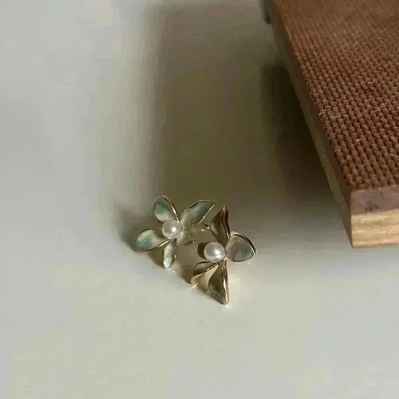 Five-Petal Gradient Flower With Pearls Earrings - Picture 4 of 9